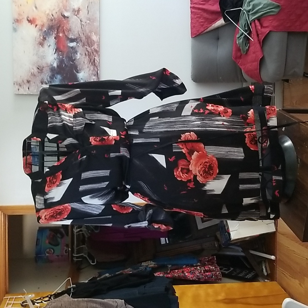 Simply Vera Wang long sleeve black with roses dress midni with one poc 2 buttons